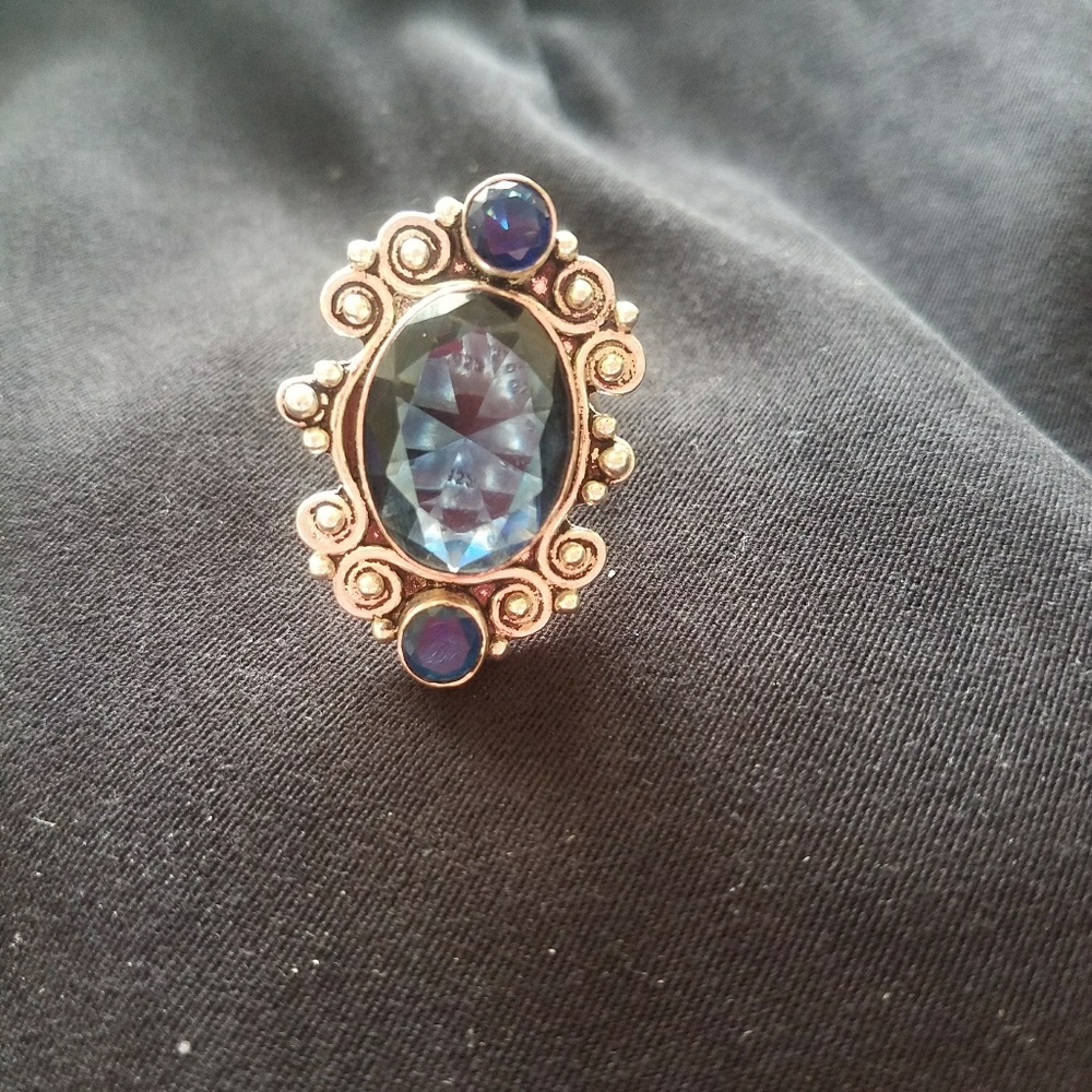 Unique Sapphire Like 3 Stone ring - Picture 2 of 2